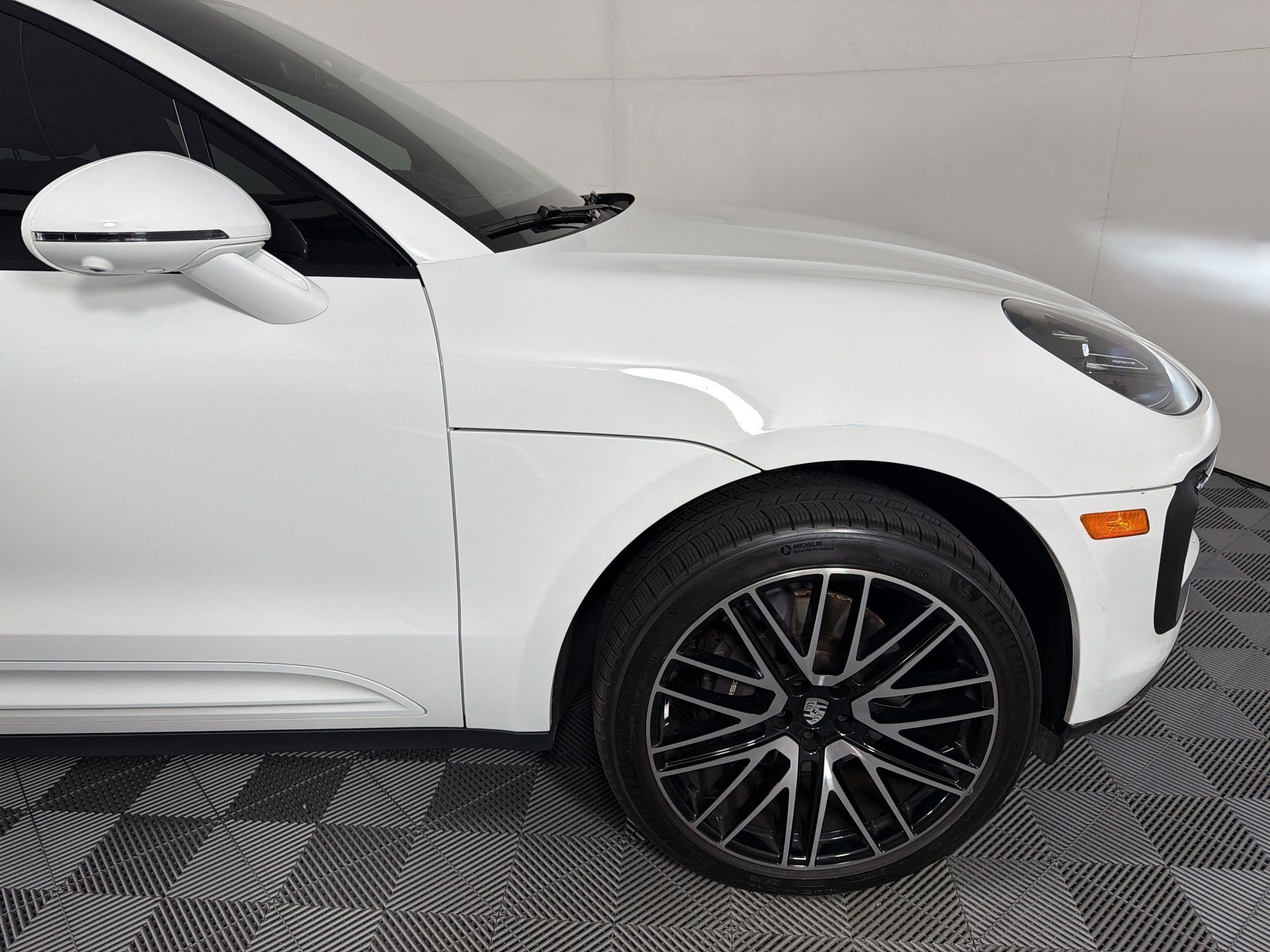 Certified 2025 Porsche Macan AWD/4WD image 12