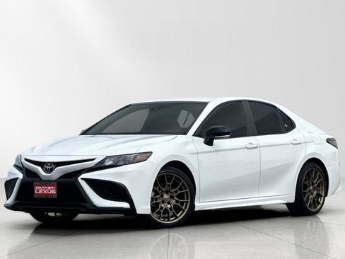 Used 2024 Toyota Camry SE image 1