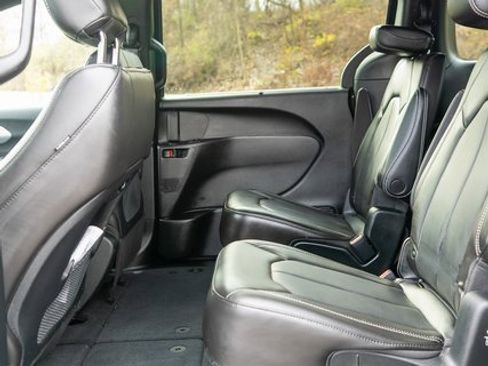 Used 2023 Chrysler Pacifica Touring-L w/ S Appearance Package image 13