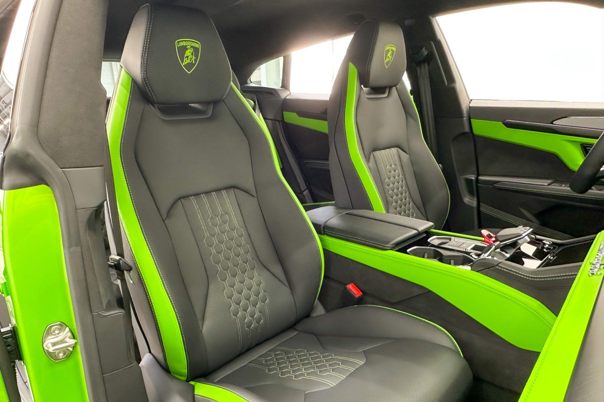 Used 2025 Lamborghini Urus SE AWD/4WD image 23