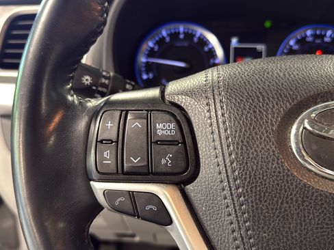 Used 2019 Toyota Highlander XLE AWD/4WD image 25