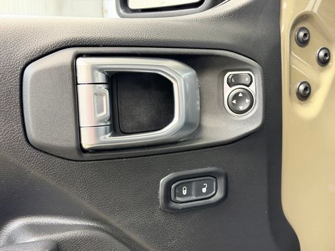Used 2025 Jeep Wrangler Unlimited Sport AWD/4WD image 9