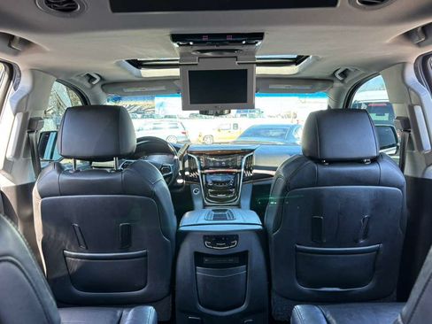Used 2019 Cadillac Escalade ESV Luxury w/ LPO, Radiant Package AWD/4WD image 32