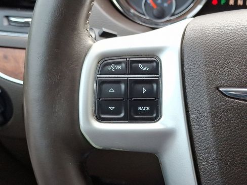 Used 2015 Chrysler Town & Country Touring w/ Driver Convenience Group image 22