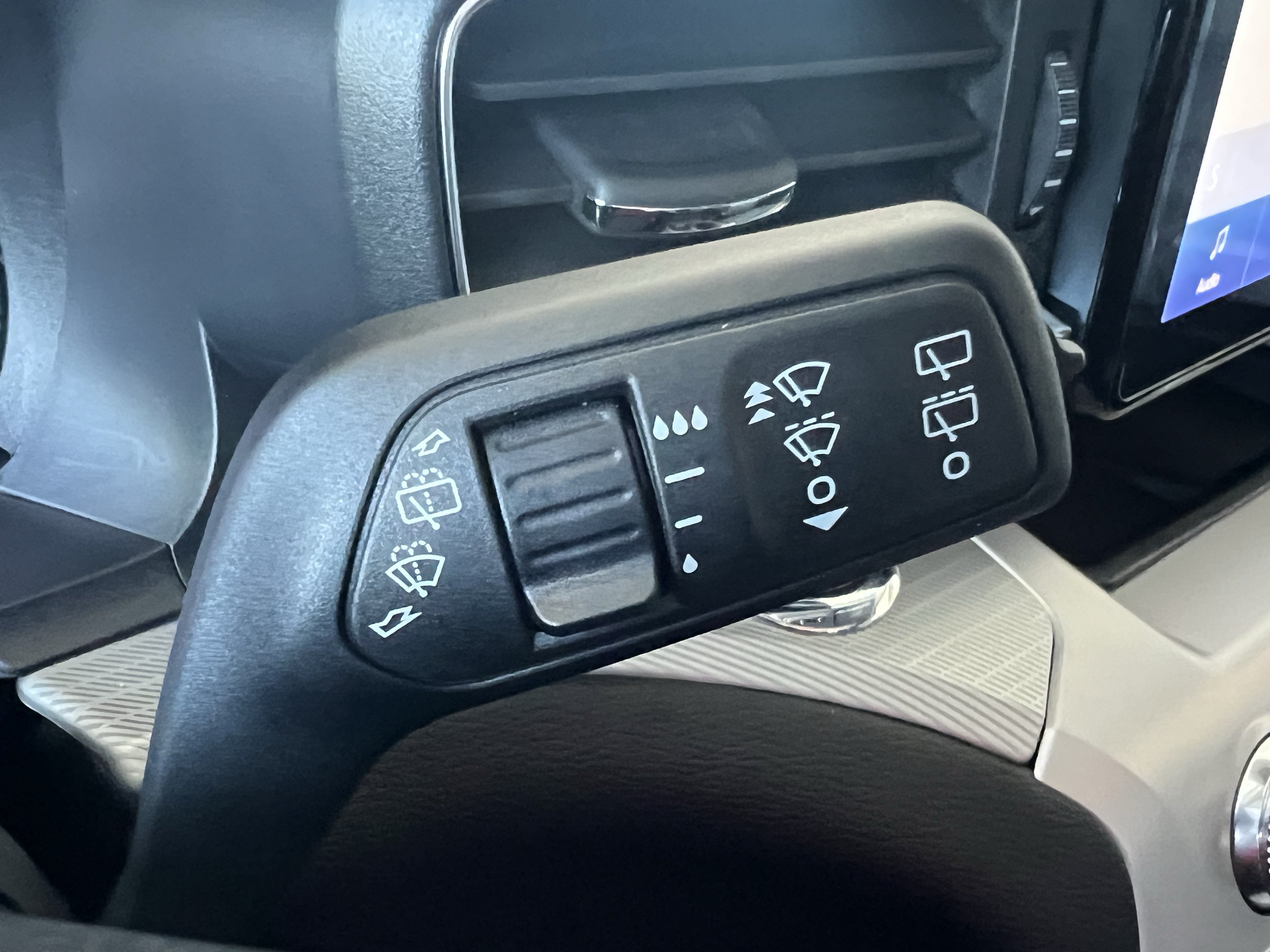 Used 2023 Ford Explorer XLT w/ Equipment Group 202A AWD/4WD image 34