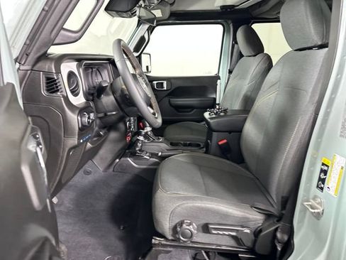 Used 2024 Jeep Wrangler Unlimited image 11
