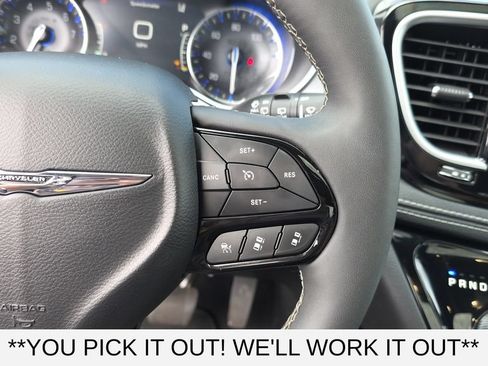 Used 2025 Chrysler Pacifica Limited FWD image 17