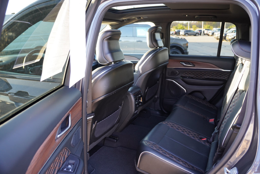 Certified 2025 Jeep Grand Cherokee Summit w/ Obsidian Package AWD/4WD image 17