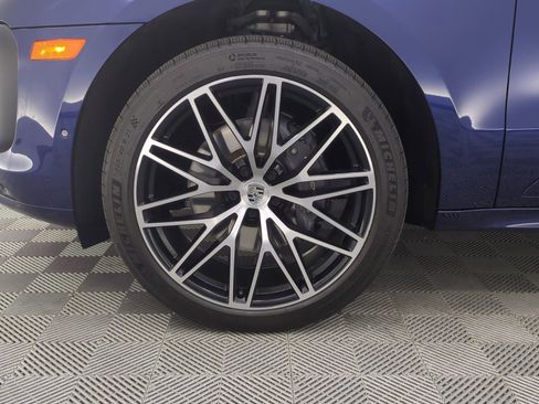 Certified 2023 Porsche Macan AWD/4WD image 27