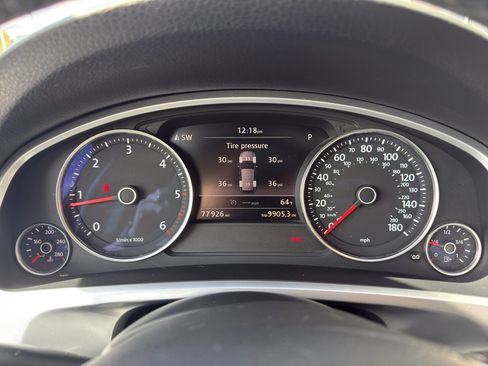 Used 2016 Volkswagen Touareg TDI image 11