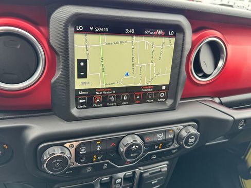 Used 2022 Jeep Wrangler Unlimited Rubicon w/ Cold Weather Group AWD/4WD image 22