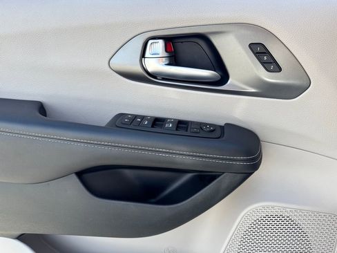 Used 2024 Chrysler Pacifica Touring-L image 20