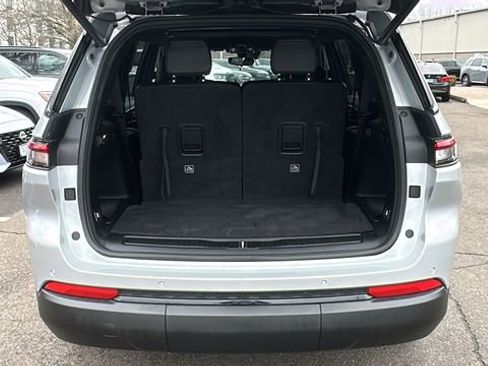 Used 2023 Jeep Grand Cherokee L Laredo image 27