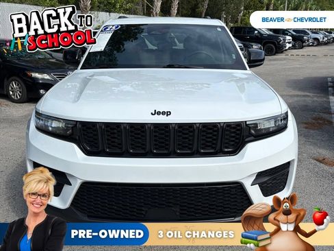 Used 2025 Jeep Grand Cherokee Altitude AWD/4WD image 3