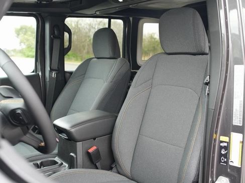 Used 2024 Jeep Wrangler Unlimited image 20