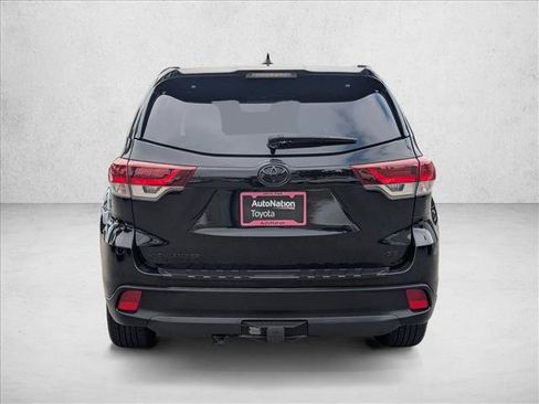 Used 2019 Toyota Highlander SE FWD image 7