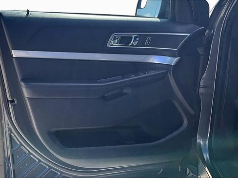 Used 2017 Ford Explorer XLT w/ Equipment Group 202A AWD/4WD image 20