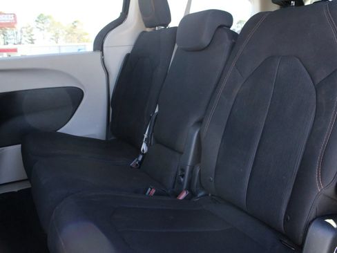 Used 2017 Chrysler Pacifica LX FWD image 15