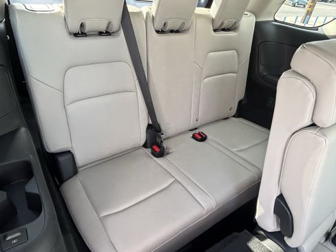 Used 2025 Nissan Pathfinder SL FWD image 12