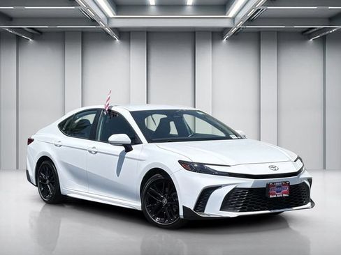 Used 2025 Toyota Camry SE FWD image 1