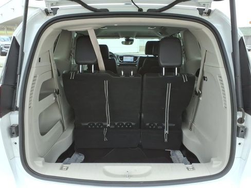 Used 2024 Chrysler Pacifica Touring-L image 26