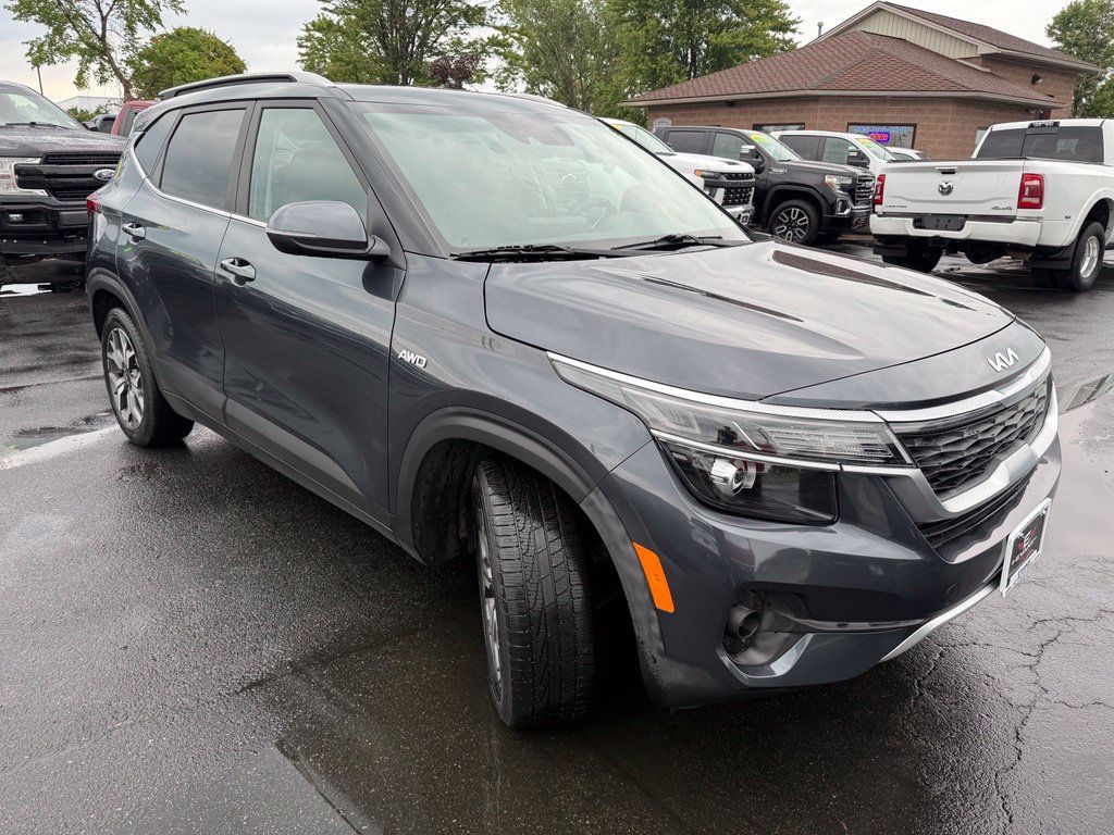 Used 2022 Kia Seltos EX AWD/4WD image 3