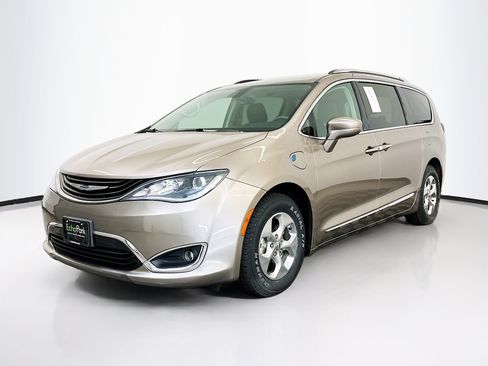 Used 2018 Chrysler Pacifica Touring-L image 3
