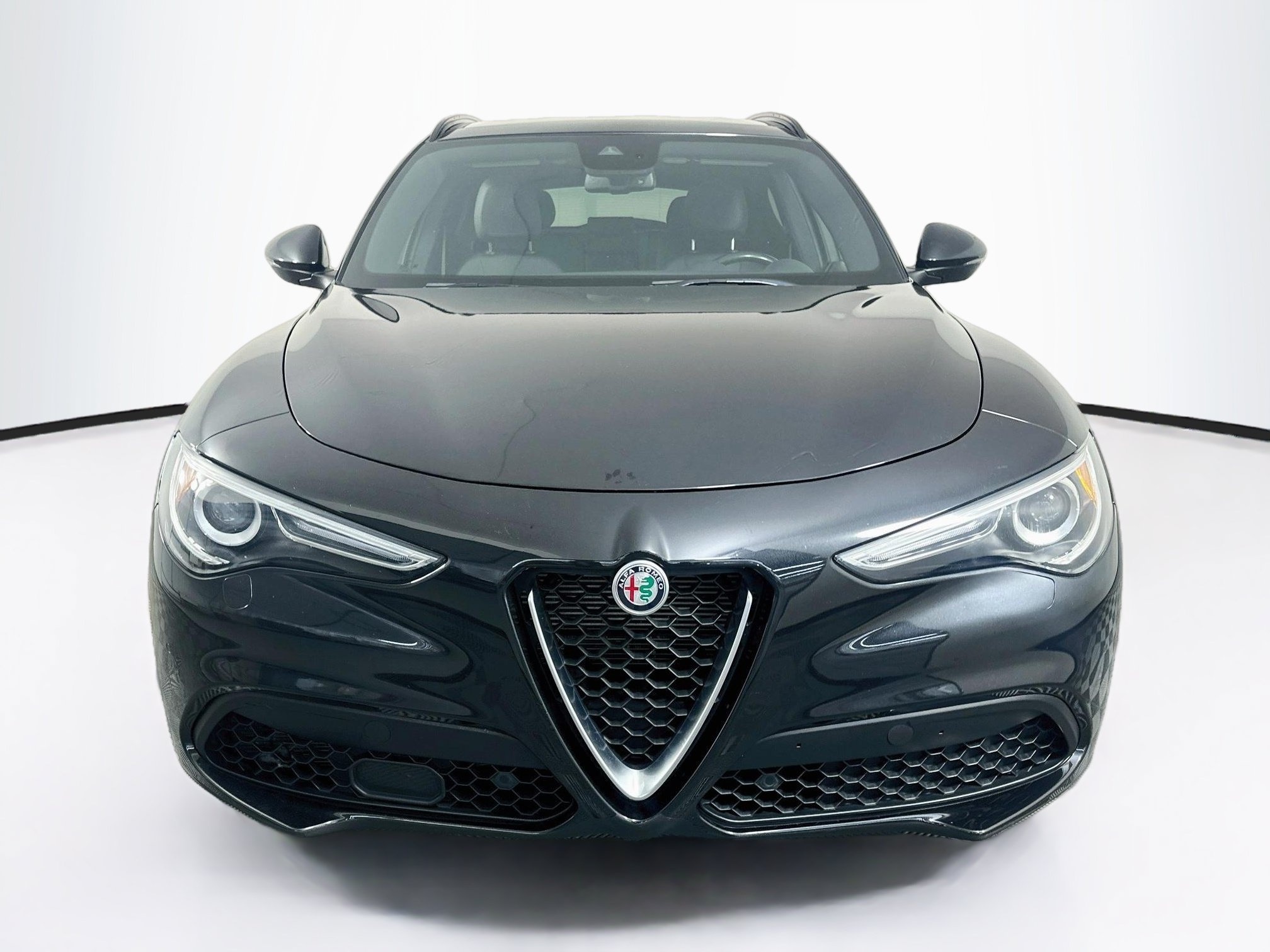 Used 2023 Alfa Romeo Stelvio Ti AWD/4WD image 2