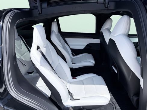 Used 2022 Tesla Model X image 41