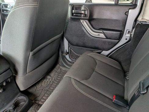Used 2016 Jeep Wrangler Unlimited Sahara w/ Connectivity Group AWD/4WD image 32