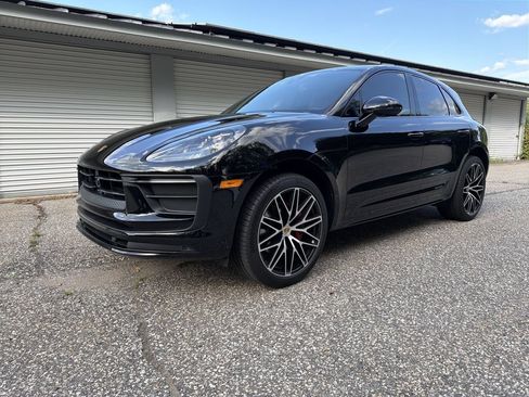 Used 2023 Porsche Macan AWD/4WD image 1