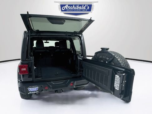 Used 2018 Jeep Wrangler Unlimited Sahara AWD/4WD image 27