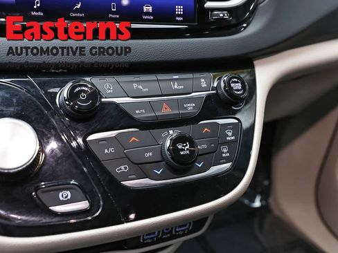 Used 2023 Chrysler Pacifica Touring-L FWD image 20