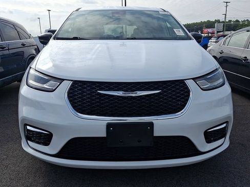 Used 2024 Chrysler Pacifica Touring-L FWD image 2