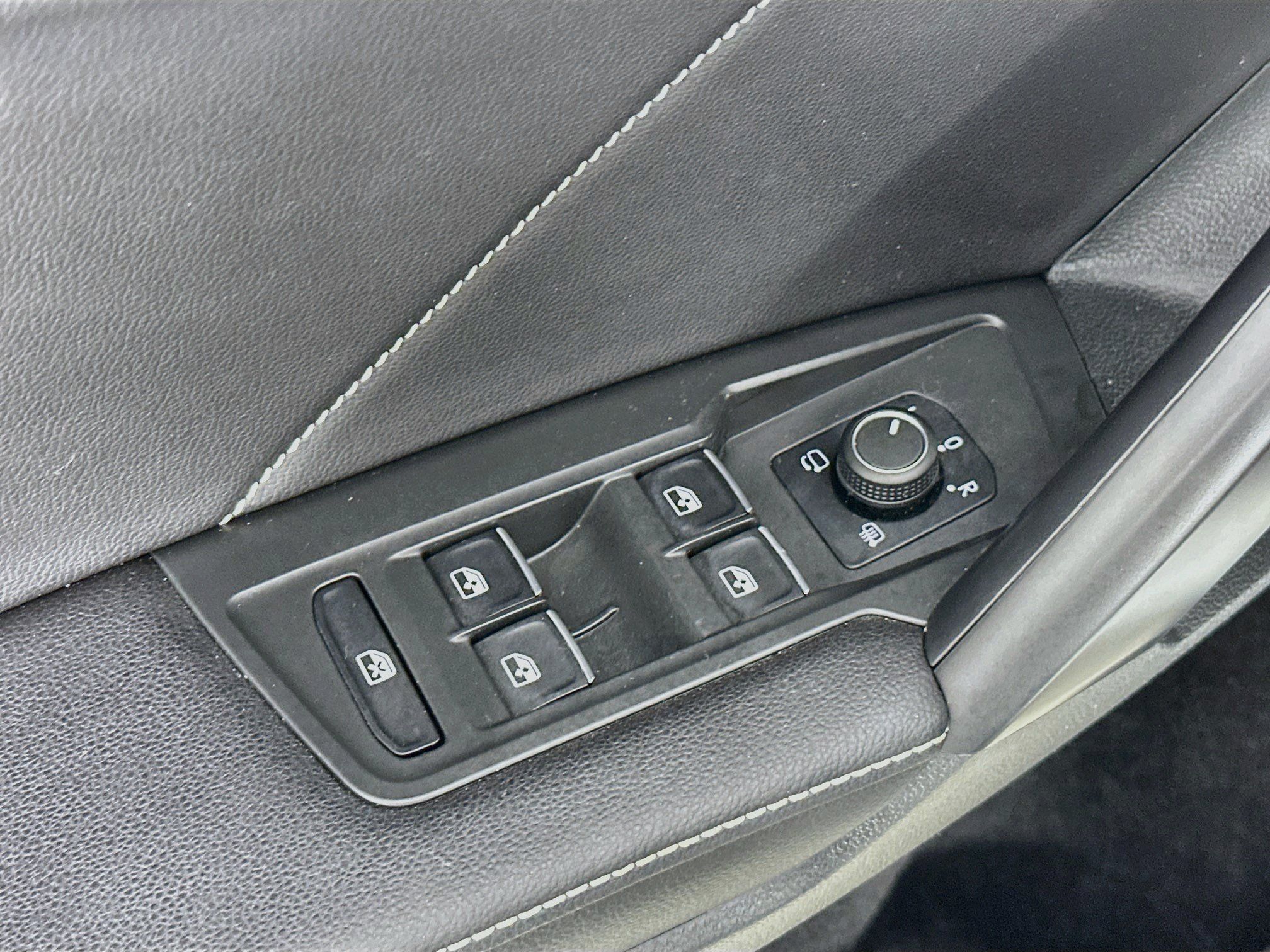 Used 2022 Volkswagen Tiguan SEL R-Line AWD/4WD image 18