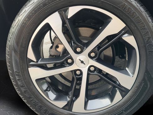 Used 2025 Chevrolet Trax RS FWD image 37