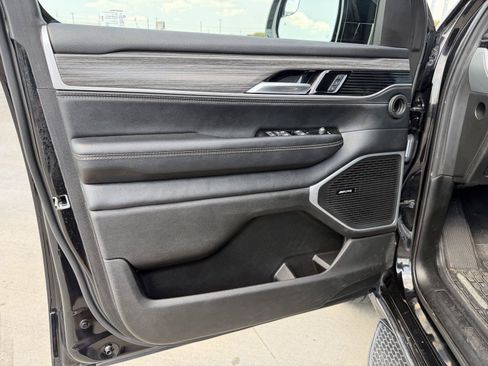 Used 2024 Jeep Wagoneer L Series II w/ Flexible Seating Group RWD image 12