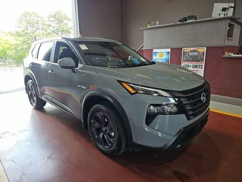 Used 2026 Nissan Rogue SV FWD image 2