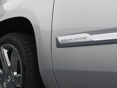 Used 2019 Cadillac Escalade Luxury AWD/4WD image 4