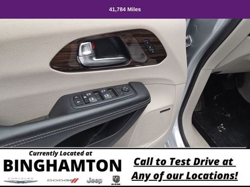 Used 2022 Chrysler Pacifica Limited image 9