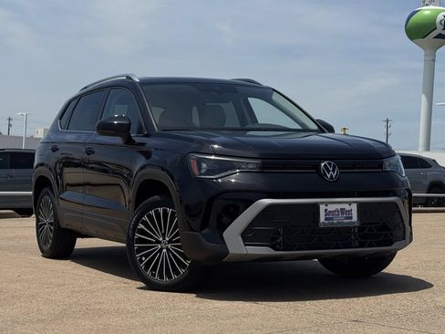 New 2025 Volkswagen Taos SE FWD image 2