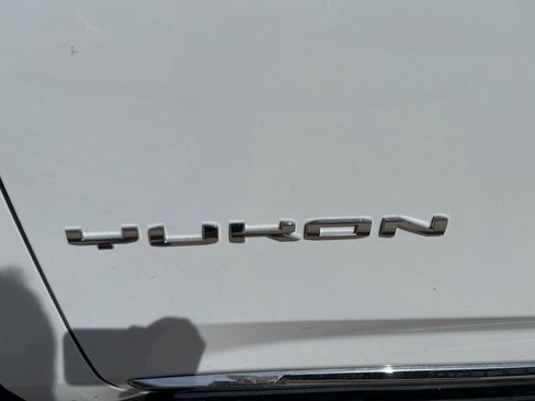 Used 2024 GMC Yukon SLT w/ SLT Premium Package image 10