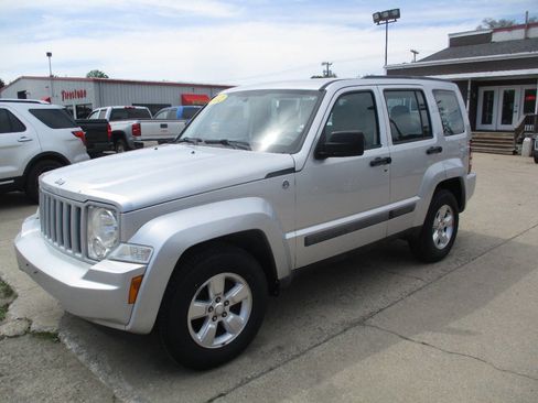 Used 2012 Jeep Liberty Sport AWD/4WD image 3