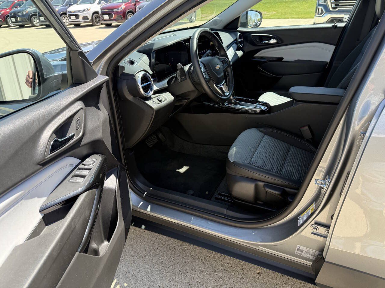 Used 2025 Chevrolet Trax LT w/ LT Convenience Package FWD image 5