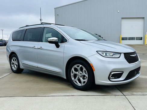 Used 2023 Chrysler Pacifica Limited image 2