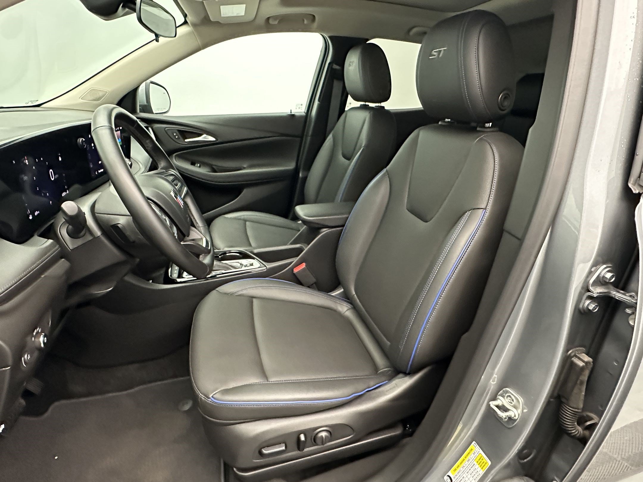 Certified 2025 Buick Encore GX Sport Touring w/ Experience Buick Package AWD/4WD image 5