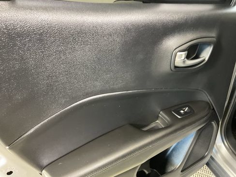 Used 2019 Jeep Compass Latitude AWD/4WD image 18