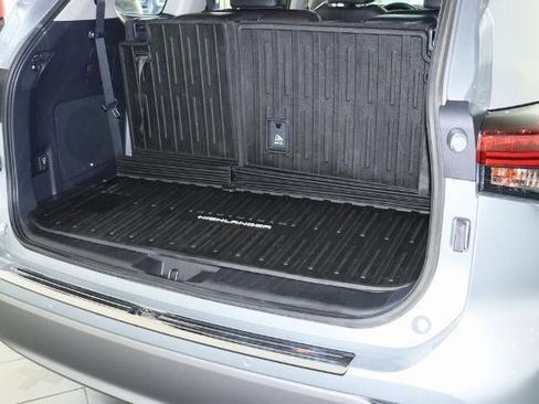 Used 2024 Toyota Highlander Platinum image 23