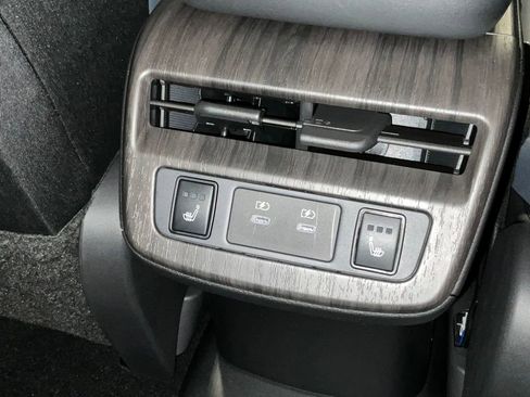 Used 2025 Nissan Ariya Platinum image 17