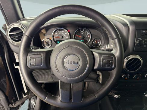 Used 2017 Jeep Wrangler Unlimited Sahara AWD/4WD image 11